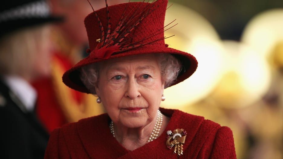 قصر باكينجهام يحبس أنفاسه قلقاً على صحة ملكة بريطانيا