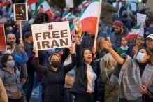 المئات يتظاهرون في فرنسا تنديداً بالنظام الإيراني