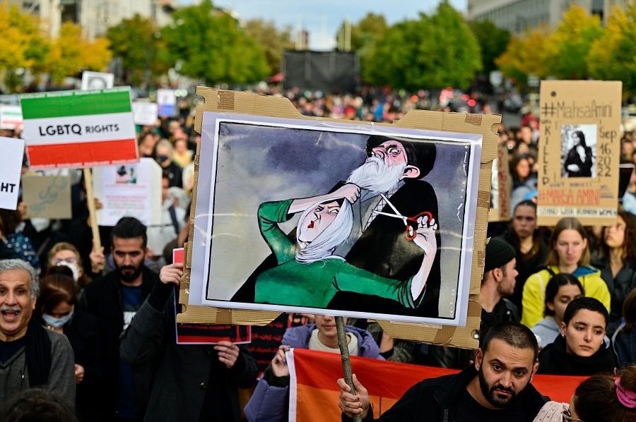 السلطات الإيرانية تهدّد الداعمين للاحتجاجات من المشاهير