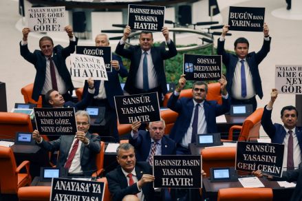 صحفيو تركيا ينددون بمشروع قانون يعاقب على "التضليل الإعلامي"
