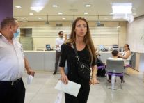 نائبة لبنانية تنهي اعتصاماً في بنك سعياً للحصول على مدخراتها