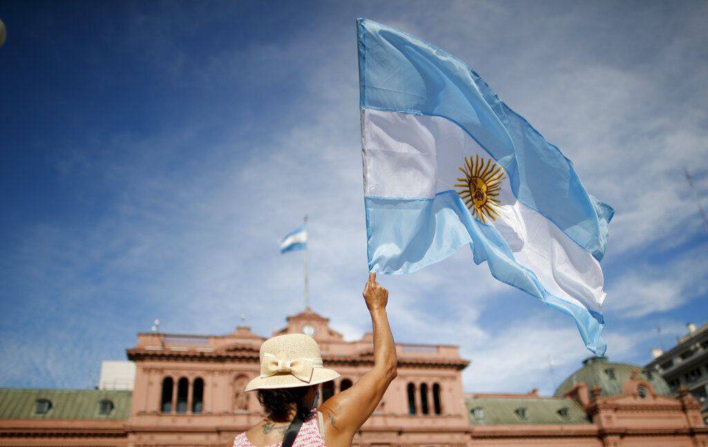 الأرجنتين.. إعفاء العمال من ضريبة الدخل وسط توقعات بارتفاع التضخم لـ100%