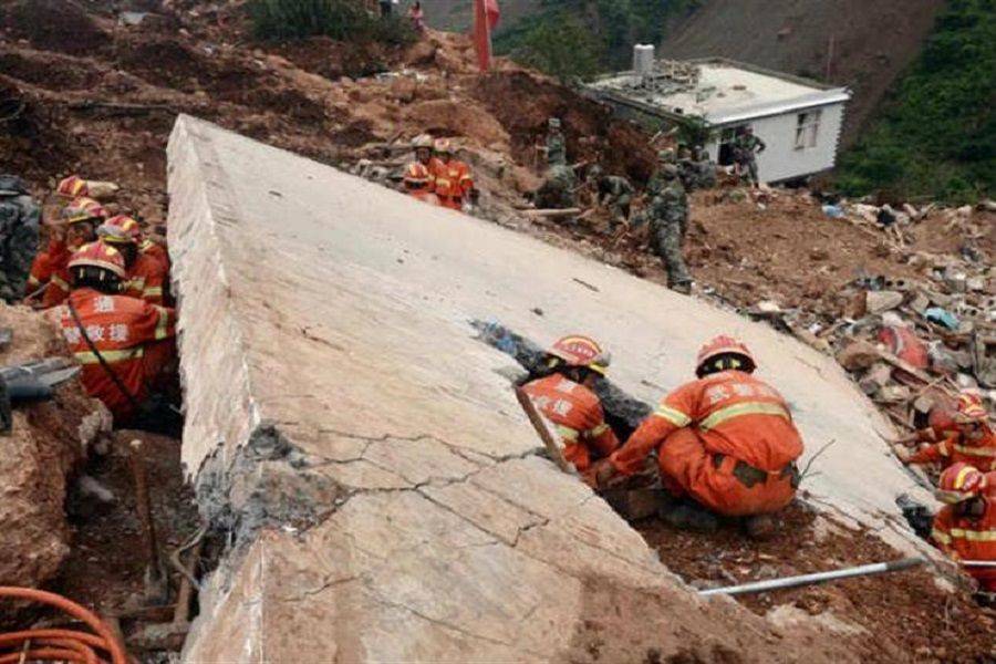 إنقاذ 6 عمال حوصروا إثر انهيار أرضي داخل محطة لتوليد الكهرباء بماليزيا