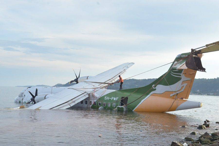ارتفاع حصيلة ضحايا تحطم الطائرة في بحيرة فكتوريا لـ19 قتيلاً