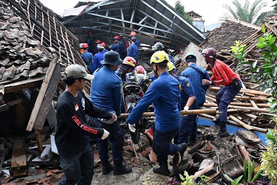 إنقاذ طفل من تحت الأنقاض بعد يومين من زلزال هزّ إندونيسيا