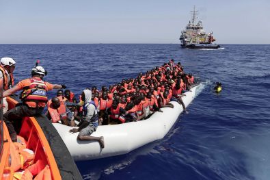 إيطاليا تستضيف 114 لاجئاً تم إجلاؤهم من ليبيا