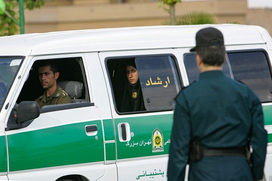 الشرطة الإيرانية تستأنف التحذير بشأن وضع الحجاب في السيارات