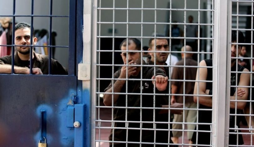 بين "الإهمال والمعاملة القاسية".. فلسطينيون يتجرعون الموت في سجون إسرائيل