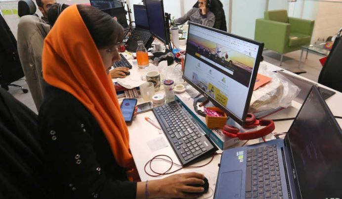 إيرانيون يبحثون عن تطبيقات تسمح لهم بالوصول للإنترنت رغم القيود الحكومية