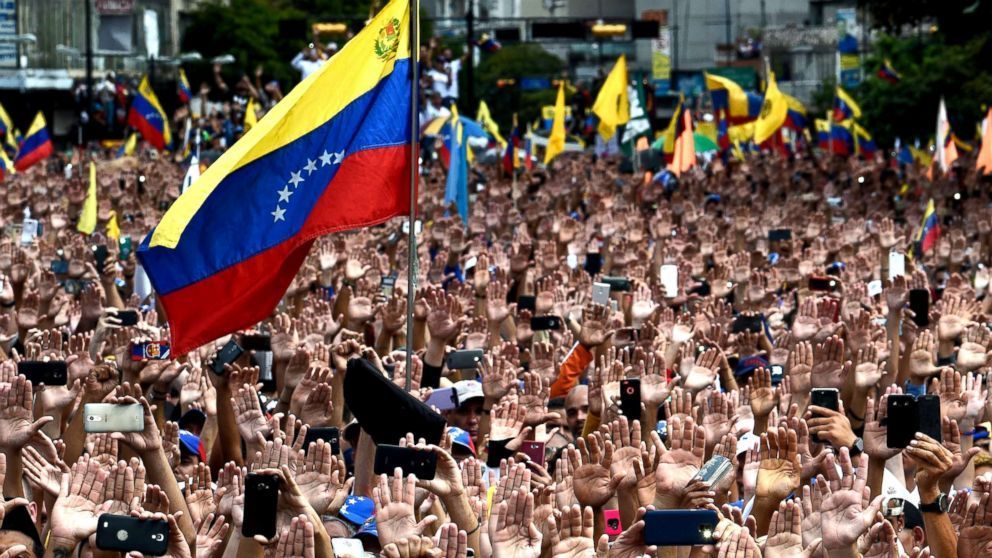 احتجاجات ضخمة تهز فنزويلا بسبب تضخم تجاوز الـ305%