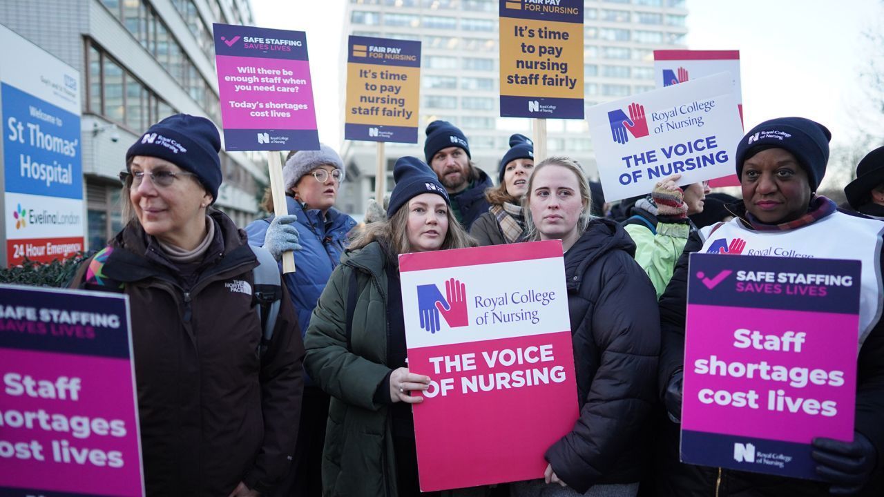 "الإندبندنت": آلاف الممرضين في بريطانيا يبدؤون إضراباً لمدة يومين
