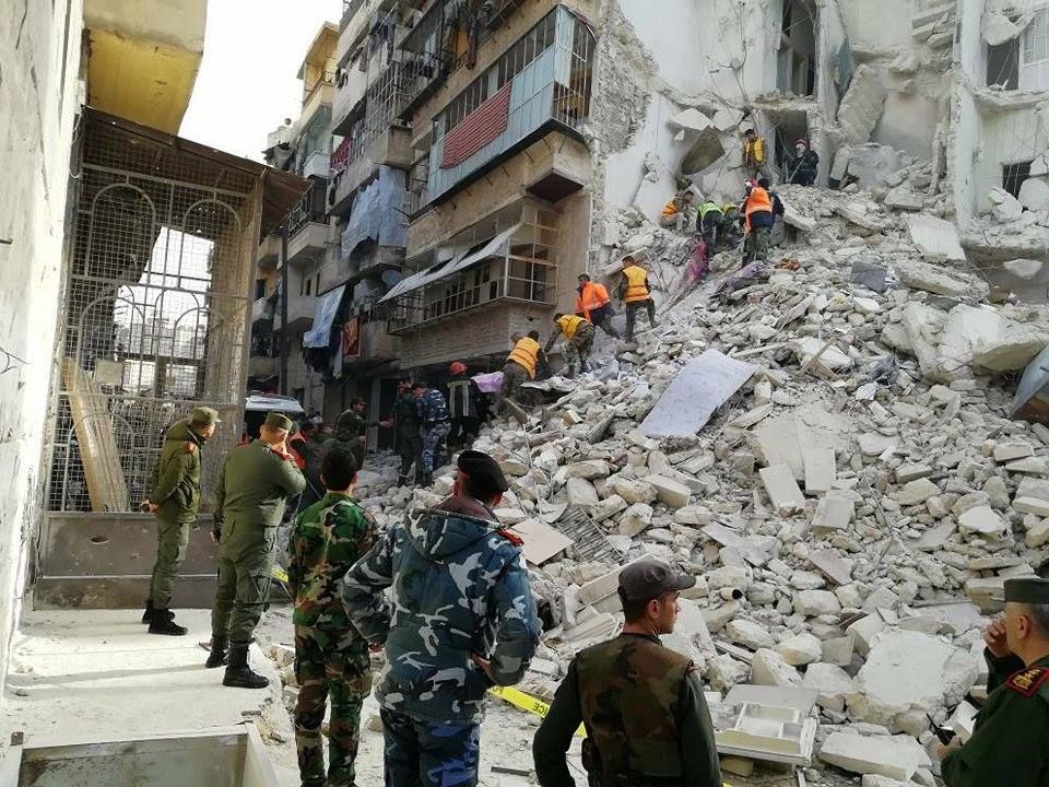 انهيار مبنى يودي بحياة 10 أشخاص بينهم طفل في شمال سوريا