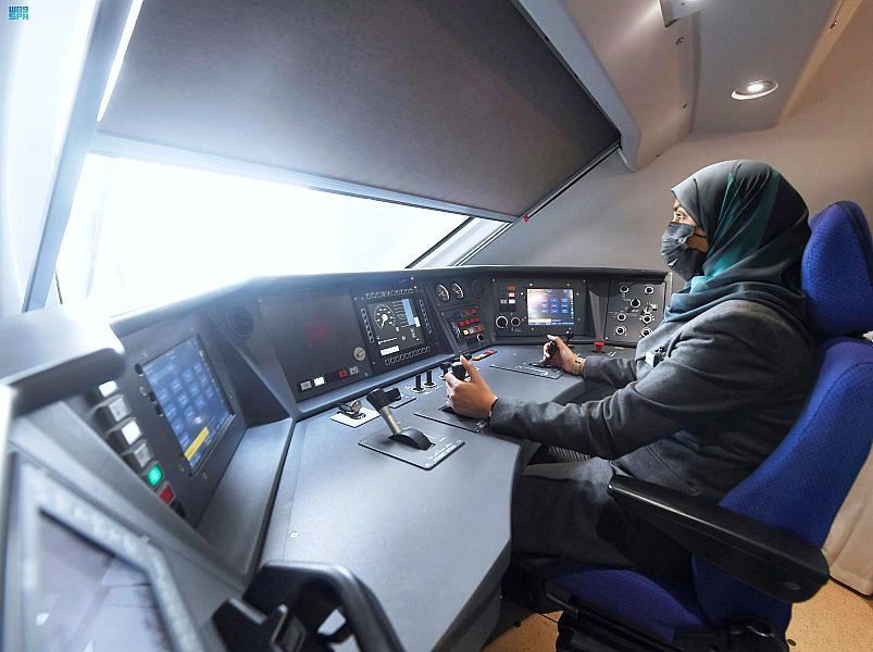 سعوديات يقدن قطار الحرمين السريع لأول مرة (صور)