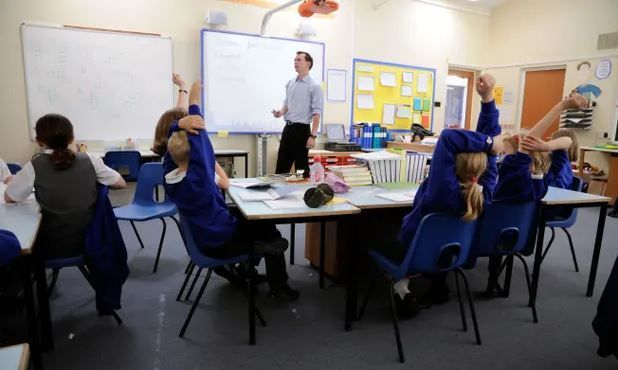الغارديان: معلمون يوزعون معجون أسنان على تلاميذ بريطانيا بسبب أزمة المعيشة