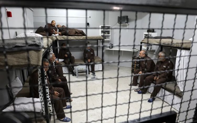 الأسرى الفلسطينيون ينفذون عصياناً ضد إدارة السّجون الإسرائيلية
