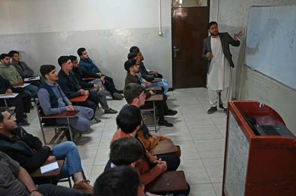 الجامعات في أفغانستان تعيد فتح أبوابها للشبّان فقط