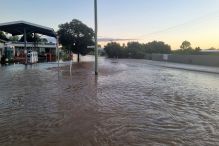 إجلاء سكان قرية نائية بمروحيات بسبب فيضانات في أستراليا