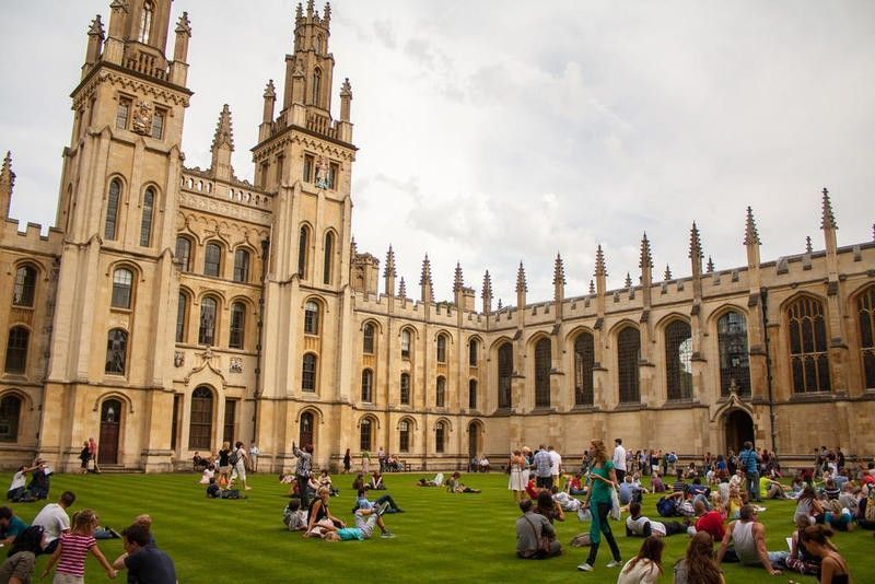 أوبزرفر: خُمس طلاب كبرى جامعات بريطانيا يفكرون في تركها لأزمة تكاليف المعيشة