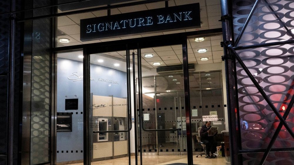 إغلاق بنك "سيغنتشر" بولاية نيويورك وخطة لتعويض المودعين