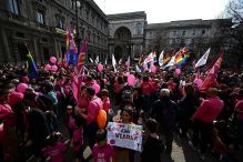 المئات يتظاهرون في ميلانو ضد قيود تحدّ من حقوق الوالدين المثليين