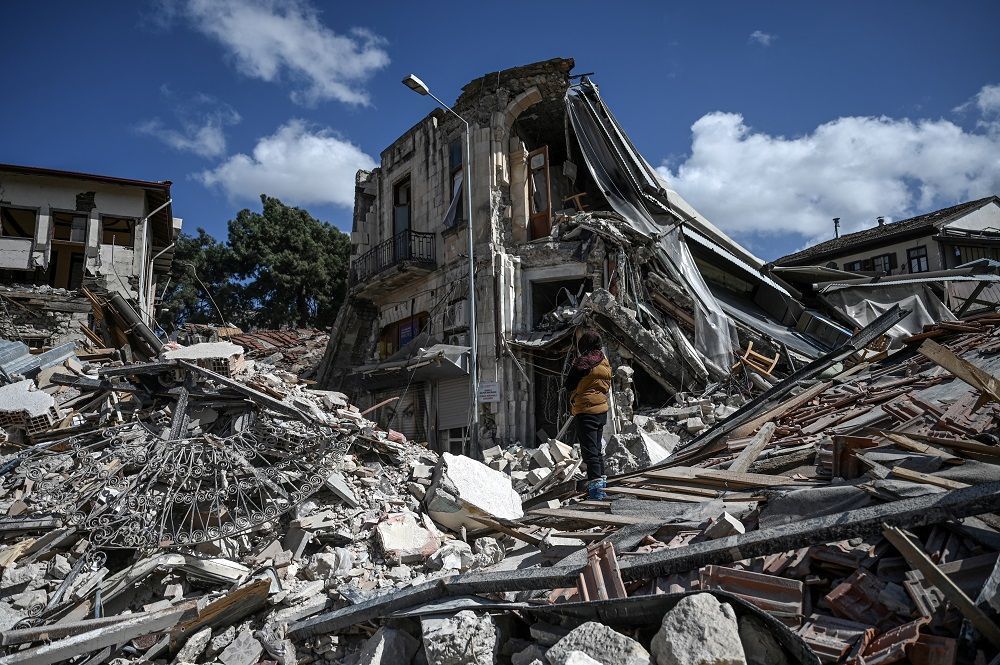 لحظات مرعبة من داخل استوديو تصوير خلال زلزال الإكوادور (فيديو)