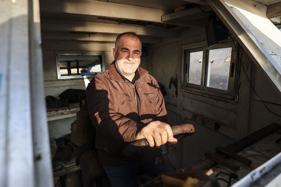 "الهسي".. صياد فلسطيني في نزاع قضائي مع إسرائيل حول مصادرة قاربه (صور)