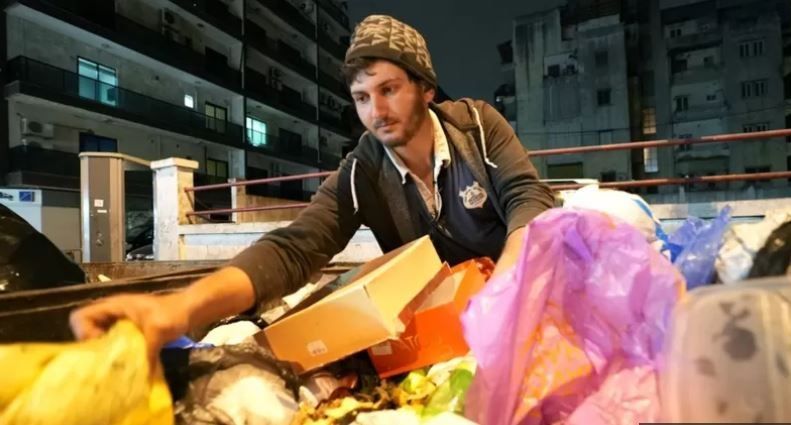 لكسب قوت يومهم.. لاجئون سوريون يجمعون البلاستيك من القمامة في بيروت