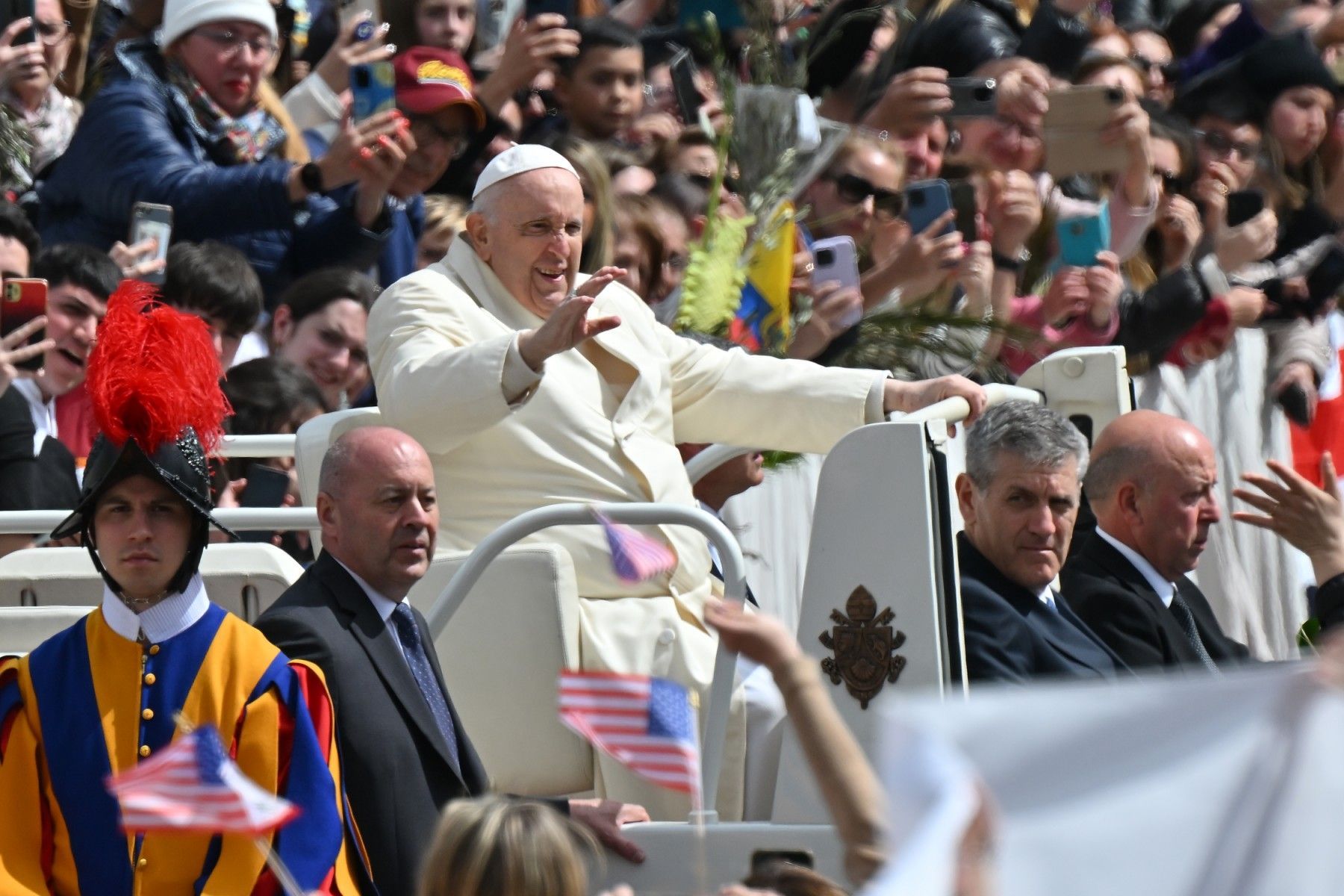 Pope thanks well-wishers after illness, presides over mass