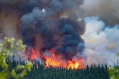هطول الأمطار يبعث الأمل بالسيطرة على الحرائق المستعرة في غرب كندا