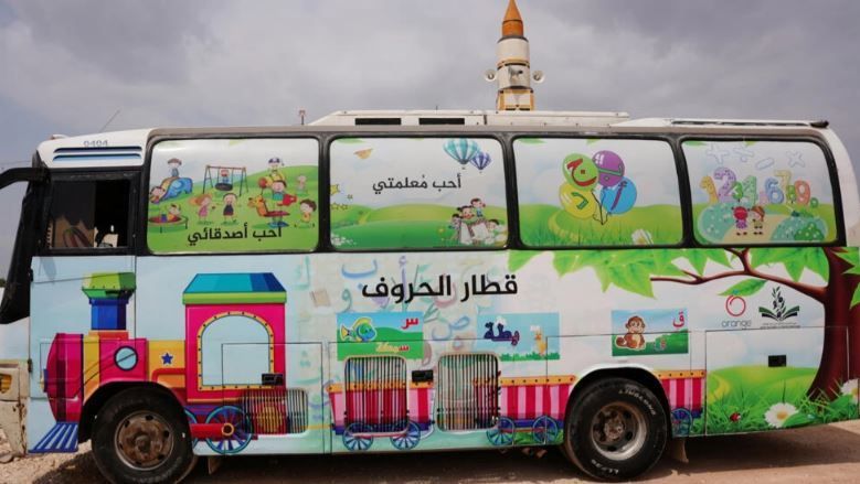 حافلات متنقلة لتعليم أطفال دمّر الزلزال مدارسهم في شمال غرب سوريا