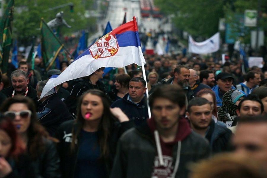 عشرات الآلاف يتظاهرون في صربيا احتجاجاً على العنف