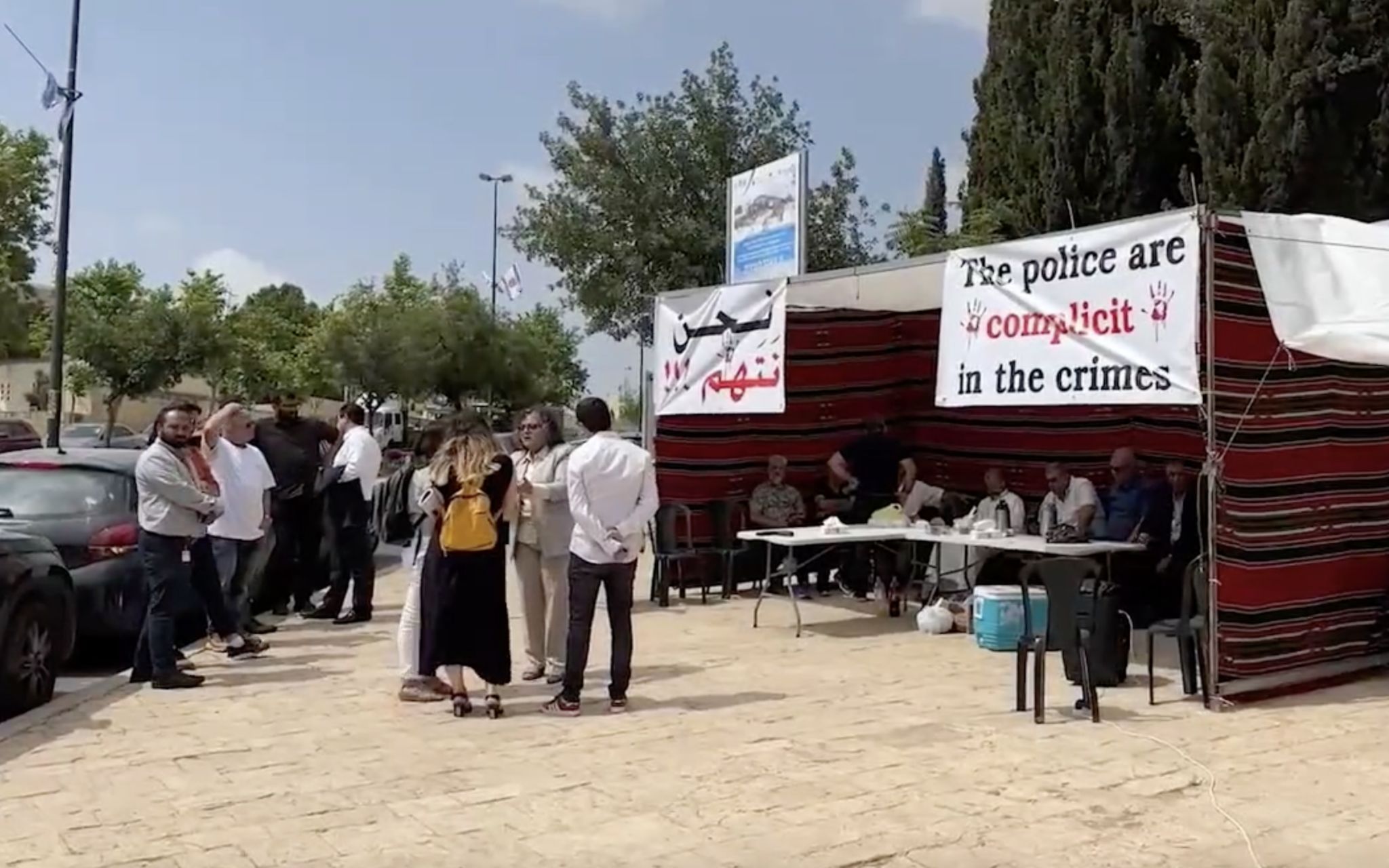 عرب إسرائيليون ينصبون خيمة أمام مكتب نتنياهو احتجاجاً على تفاقم الجريمة