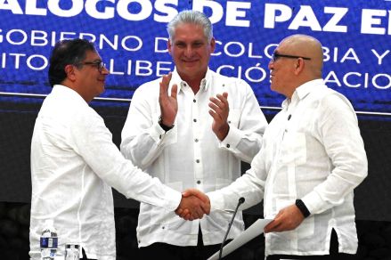 وقف مؤقت لإطلاق النار بين حكومة كولومبيا ومتمردي "جيش التحرير الوطني"