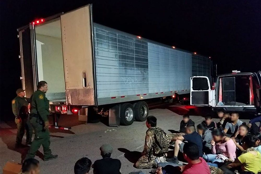 العثور على أكثر من 200 مهاجر في شاحنة مهجورة بالمكسيك