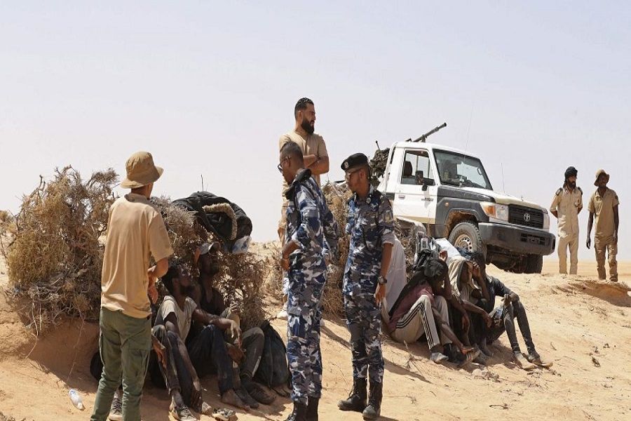 منظمة حقوقية تدعو لمساعدة 360 مهاجراً جرى إنقاذهم على الحدود الليبية مع تونس