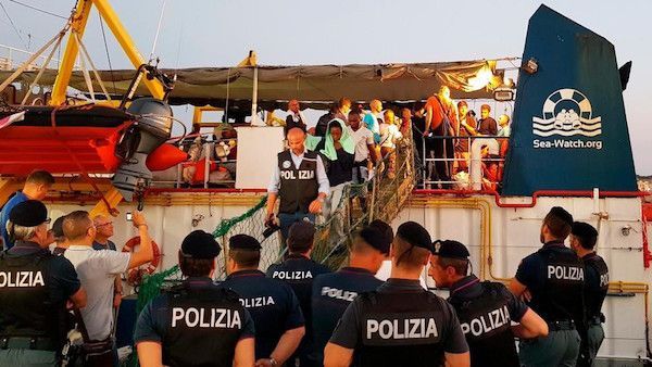 وزير الداخلية الإيطالي: نحو 50 ألف مهاجر دخلوا البلاد خلال شهرين