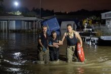 حصيلة الفيضانات في اليونان ترتفع إلى 15 قتيلاً