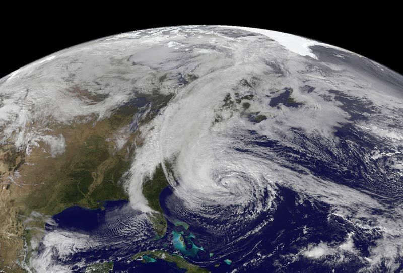 العاصفة أوفيليا تتحول لمنخفض مداري بعدما ضربت ساحل أمريكا الشرقي