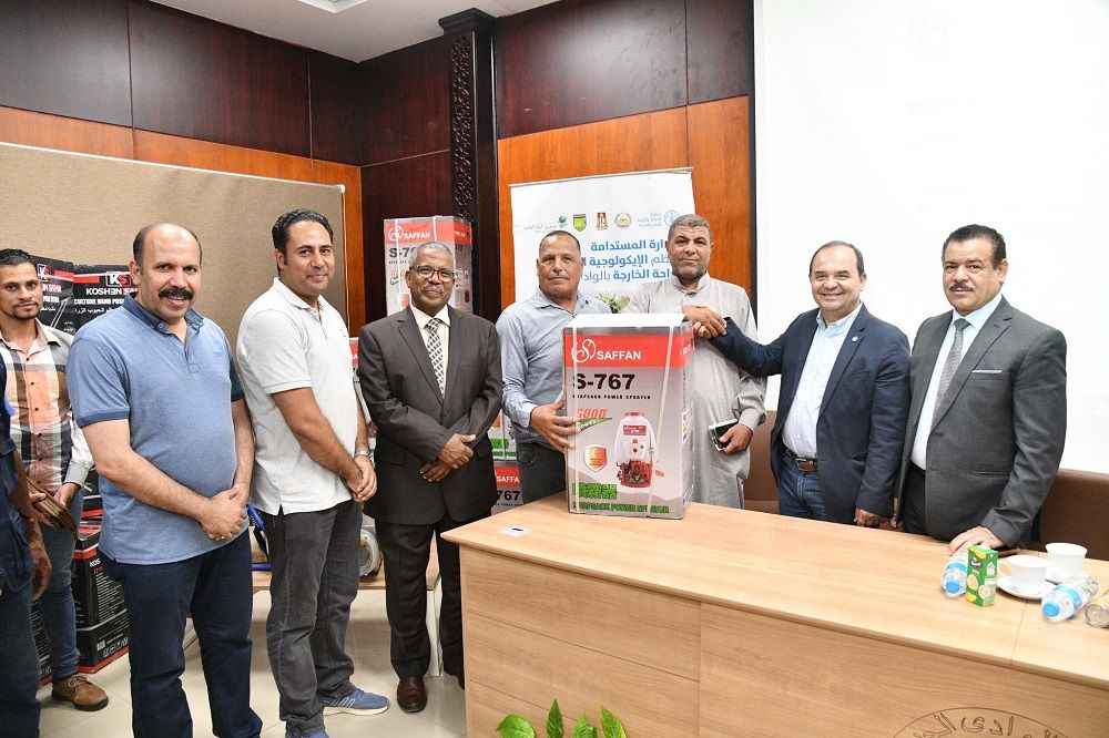  رئيس جامعة الوادي الجديد و ممثل الفاو في مصر يكرمون مزارعي المدارس الميدانية