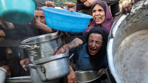 غزة تترنح بين الحصار والنيران.. موظفو الإغاثة يُغمى عليهم من شدة الجوع