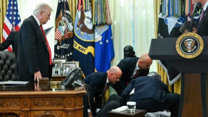 خلال مؤتمر حول أسعار الأدوية.. مسؤول يفقد وعيه في البيت الأبيض أمام ترامب