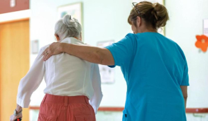 خلف وجوه الممرضات المهاجرات.. حكايات تعبٍ وغربة في ممرات المستشفيات الألمانية