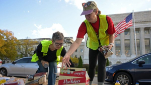 "بوليتيكو": قانون الضرائب والإنفاق يغير قواعد المساعدات الغذائية ويهدد اللاجئين والأسر الفقيرة