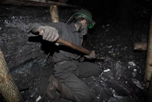 شهران بلا رواتب.. عمال منجم همكار الإيراني يعانون بين أعماق الأرض وديون المعيشة