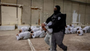 الطعام سلاح إذلال.. شهادات أسرى فلسطينيين تكشف وجهاً آخر للتعذيب الإسرائيلي