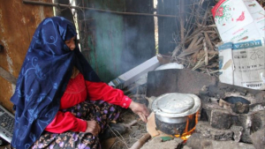 بنار الزيت المعاد تدويره.. سكان غزة يبتكرون بدائل للبقاء أحياء تحت الحصار