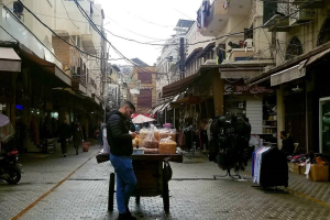 بلا عقود أو حماية.. العمل غير الرسمي "وجه مظلم" للسوق في لبنان
