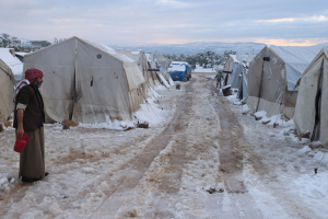 بين الثلوج والخيام.. معاناة النازحين السوريين تتفاقم تحت وطأة الظروف المناخية
