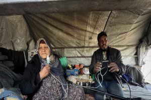 وسط انهيار المرافق الصحية.. نافخ الإطارات يتحول إلى مضخة للأكسجين بغزة