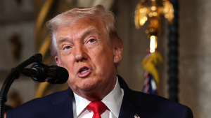 وسط تصاعد القمع.. ترامب يلوح بإجراء حاسم ضد إيران في خضم احتجاجات دامية